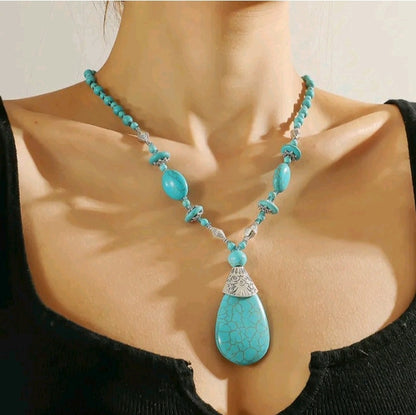 LADIES NATURAL GREEN PENDANT NECKLACE